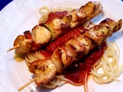 Rezept: Puten-Spießchen* auf Spaghetti mit würziger Tomatensoße Bild Nr. 2017 Puten-Spießchen* auf Spaghetti mit würziger Tomatensoße - Rezept - Bild Nr. 2017