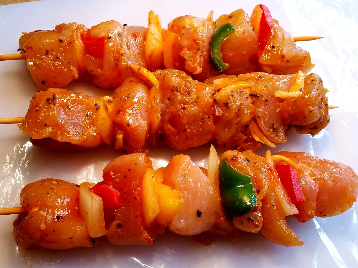 Puten-Spießchen* auf Spaghetti mit würziger Tomatensoße - Rezept ...
