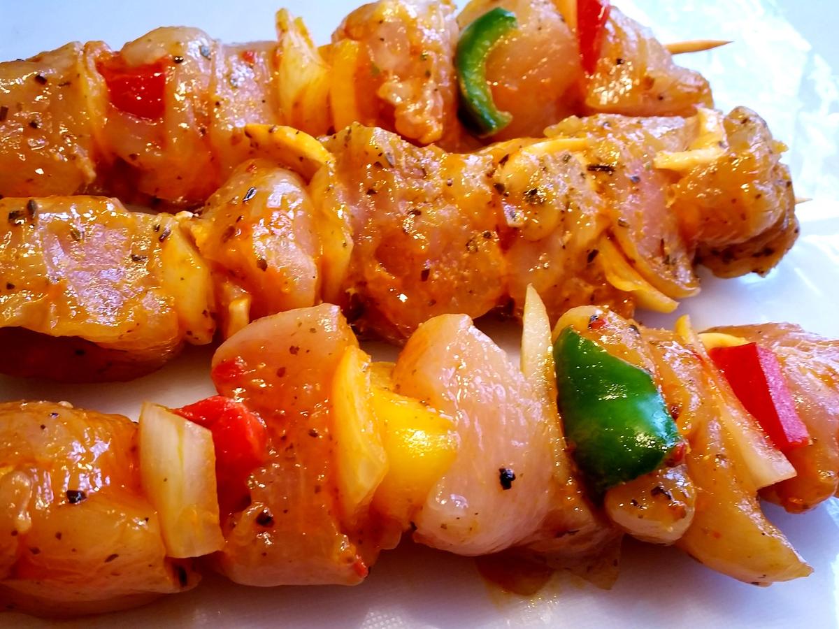 Puten-Spießchen* auf Spaghetti mit würziger Tomatensoße - Rezept ...