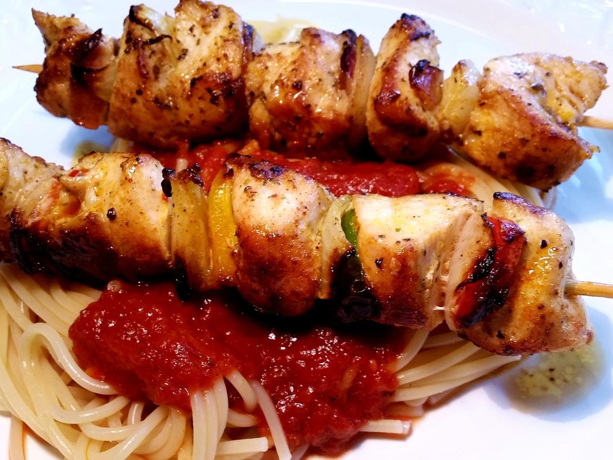 Puten-Spießchen* auf Spaghetti mit würziger Tomatensoße - Rezept ...