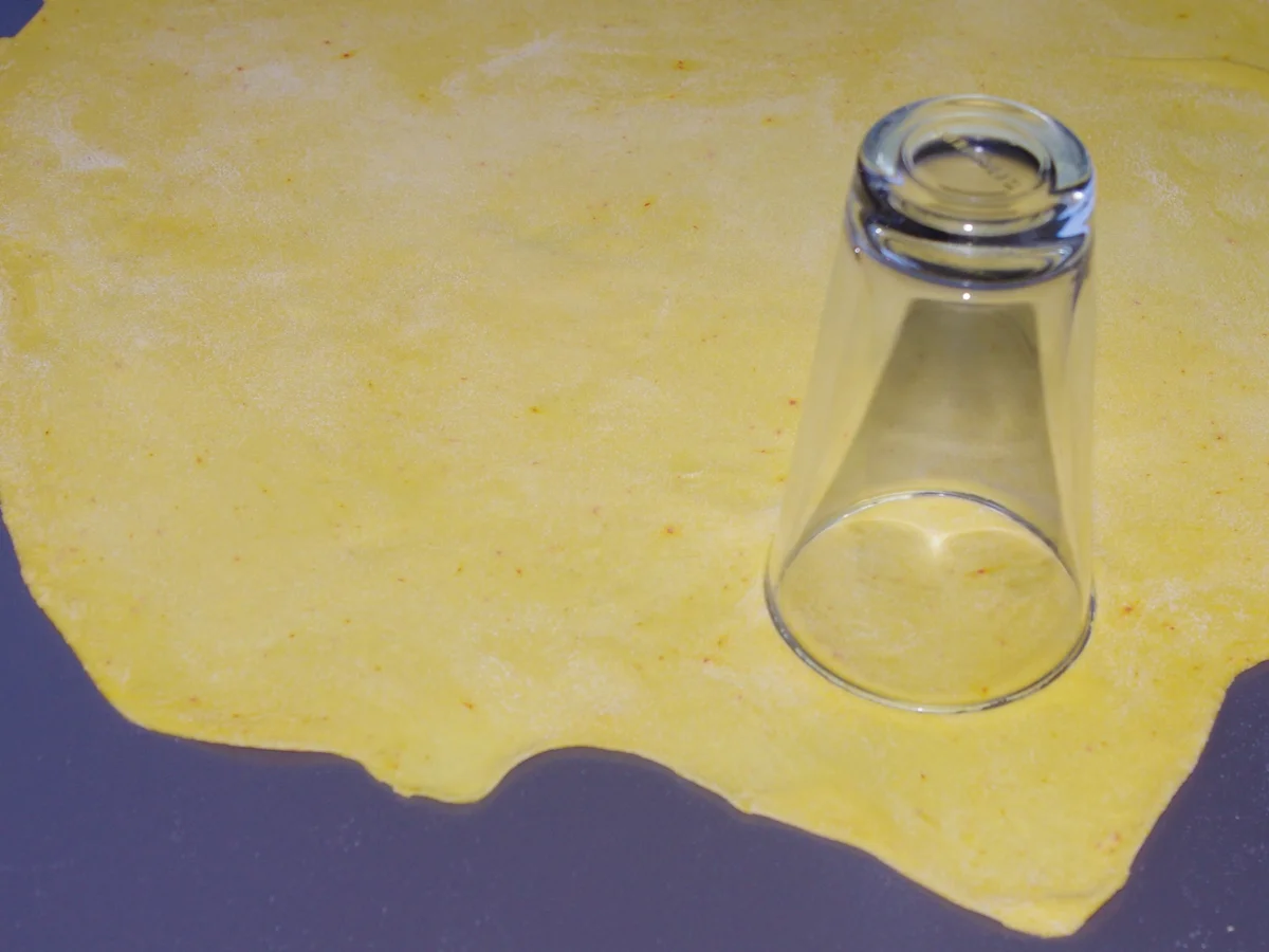 Rezept: Safran Ravioli mit Grana Padano, Kresse und Tomaten Füllung Bild Nr. 2039 Safran Ravioli mit Grana Padano, Kresse und Tomaten Füllung - Rezept - Bild Nr. 2039