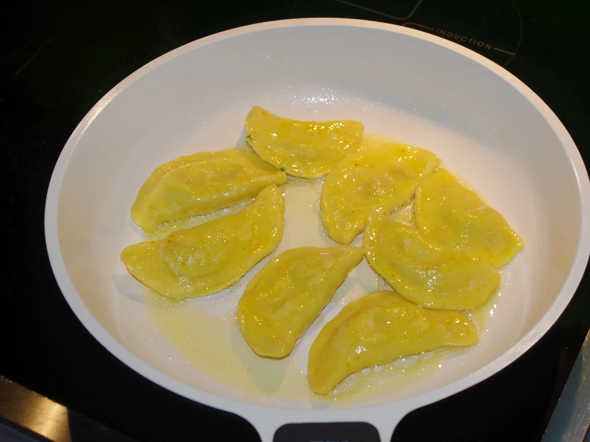 Rezept: Safran Ravioli mit Grana Padano, Kresse und Tomaten Füllung Bild Nr. 2042 Safran Ravioli mit Grana Padano, Kresse und Tomaten Füllung - Rezept - Bild Nr. 2042