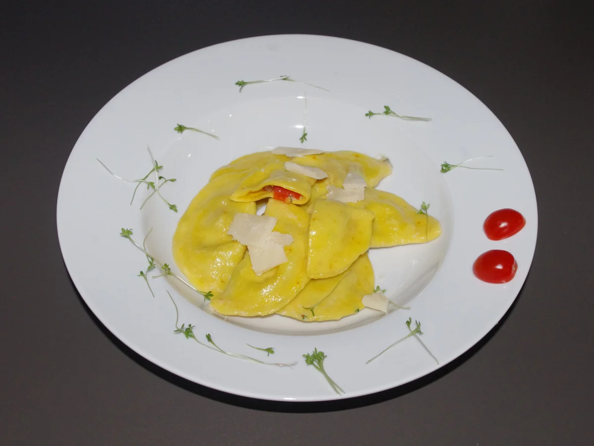 Rezept: Safran Ravioli mit Grana Padano, Kresse und Tomaten Füllung Bild Nr. 2046 Safran Ravioli mit Grana Padano, Kresse und Tomaten Füllung - Rezept - Bild Nr. 2046