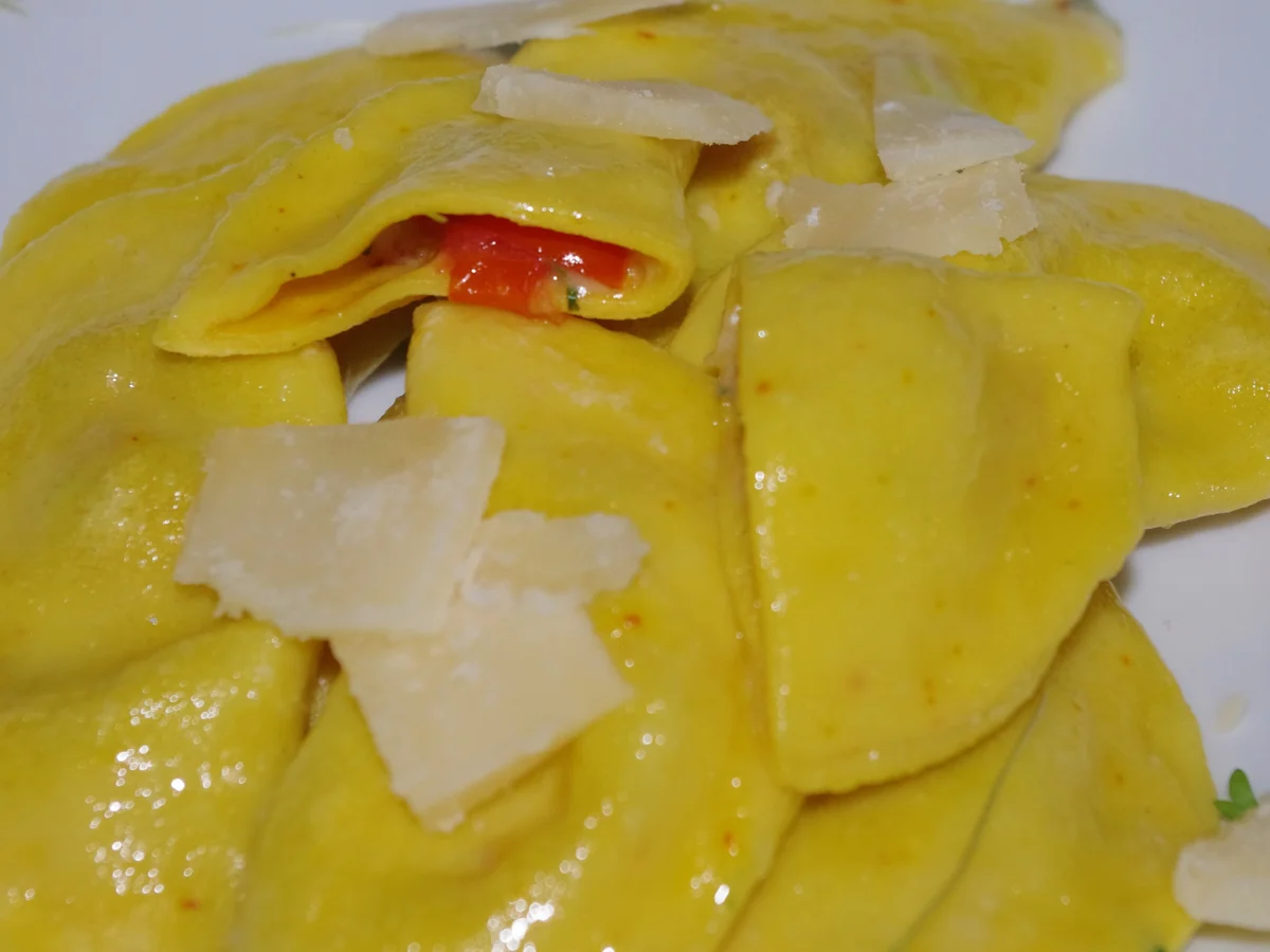 Rezept: Safran Ravioli mit Grana Padano, Kresse und Tomaten Füllung Bild Nr. 2047 Safran Ravioli mit Grana Padano, Kresse und Tomaten Füllung - Rezept - Bild Nr. 2047