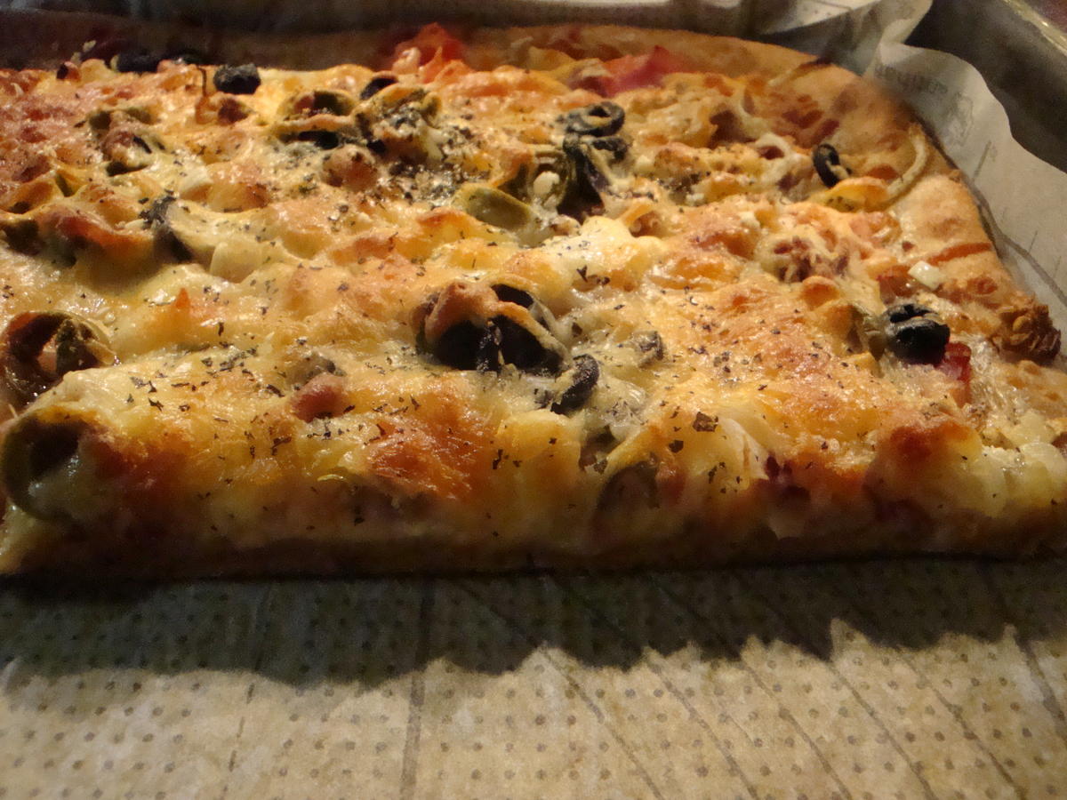 Bunte Pizza mit Quark- Öl-Teig pikant - Rezept - kochbar.de