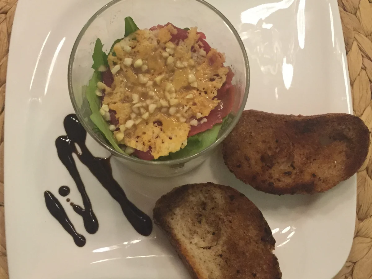 Carpaccio mit Parmesan-Chips und Rucola - Rezept - Bild Nr. 2043