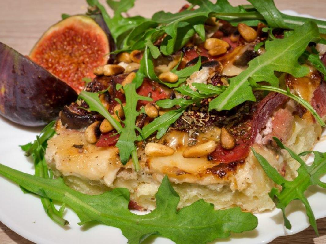 Sizilianischer Ziegenkäse Feigen Salami Flammkuchen - schnell - von Ragnar