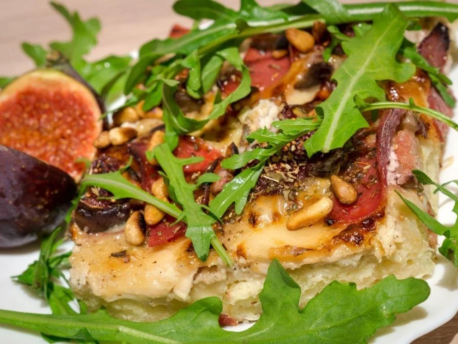 Rezept: Sizilianischer Ziegenkäse - Feigen - Salami - Flammkuchen Bild Nr. 2046 Sizilianischer Ziegenkäse - Feigen - Salami - Flammkuchen - Rezept - Bild Nr. 2046