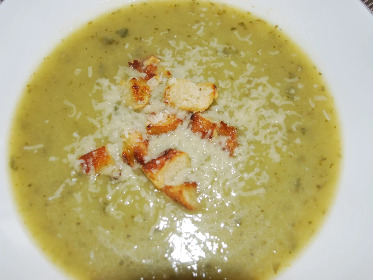 Rezept: Zucchinisuppe mit Parmesan-Croûtons Bild Nr. 2050 Zucchinisuppe mit Parmesan-Croûtons - Rezept - Bild Nr. 2050