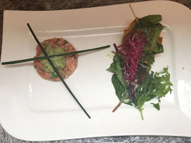 Lachstatar mit Avocado-Espuma an Wildkräutersalat - Rezept - Bild Nr. 2085