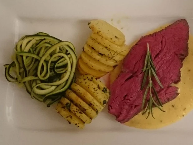 Rezept: Rinderfilet Sous Vide gegart mit Sauce Béarnaise, Fächerkartoffeln und Gemüsespaghetti Bild Nr. 2091 Rinderfilet Sous Vide gegart mit Sauce Béarnaise, Fächerkartoffeln und Gemüsespaghetti - Rezept - Bild Nr. 2091