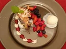 Himbeermousse im Schokoladenmantel mit marinierten Beeren und Joghurteis - Rezept - Bild Nr. 2085