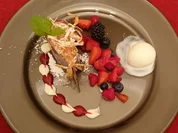 Himbeermousse im Schokoladenmantel mit marinierten Beeren und Joghurteis - Rezept - Bild Nr. 2085