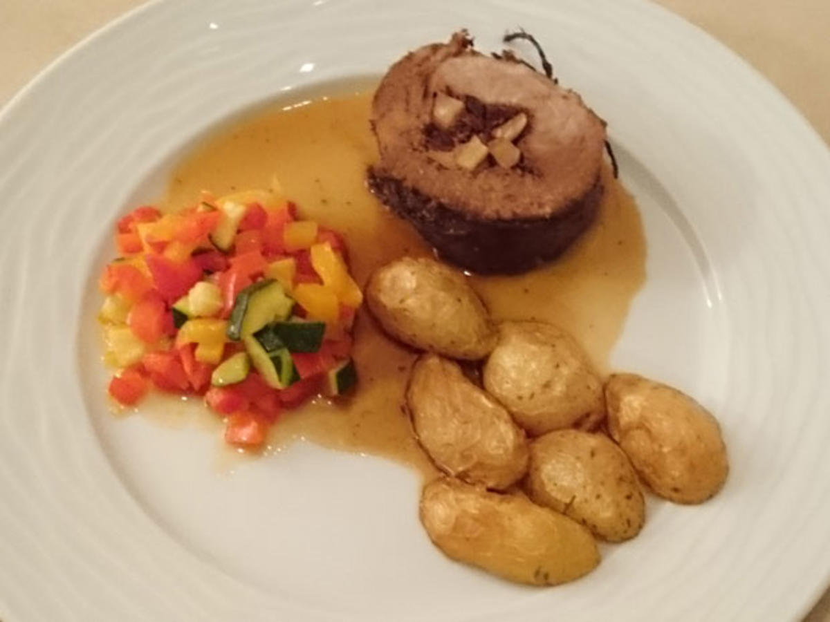 Rollbraten Mit Schweinerollbraten Und Zwiebeln In Streifen Rezept Mit Bild Kochbar De