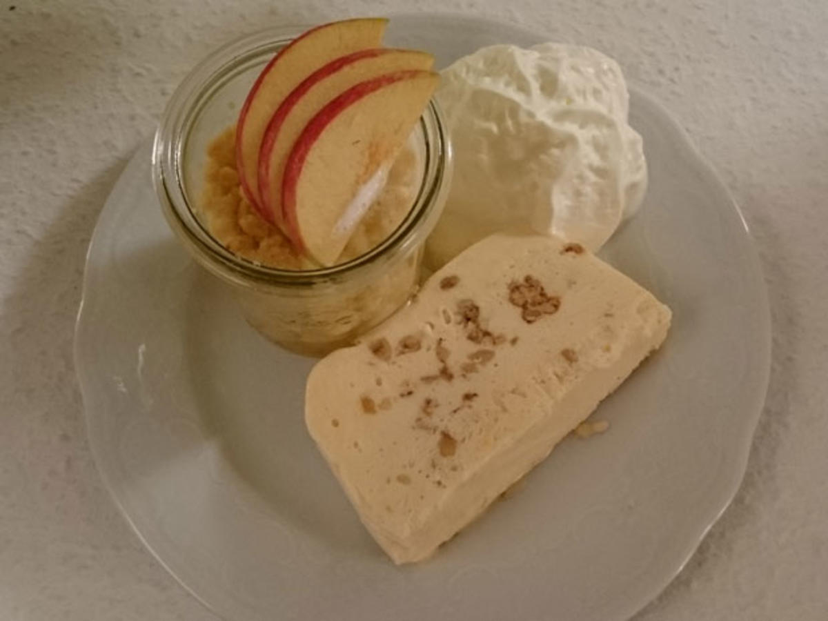 Bilder für Walnussparfait mit Apfelcrumble - Rezept