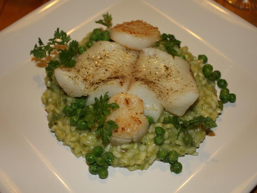 Heilbuttfilet mit Jakobsmuschel auf Erbsenrisotto - Rezept - kochbar.de