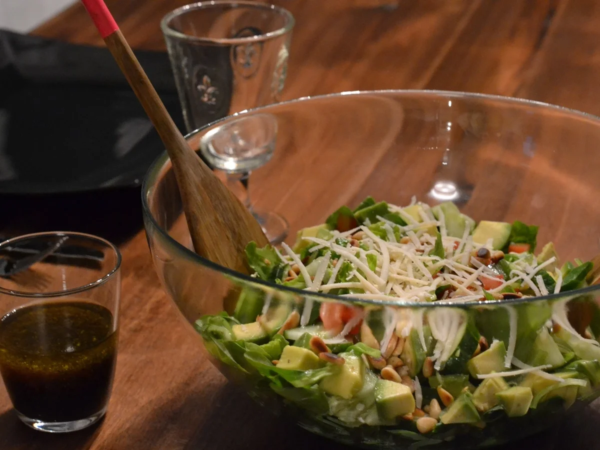 Rezept: grüner Salat mit Avokado, Pinienkernen und Grana Padano und Honig-Senf-Soße Bild Nr. 2100 grüner Salat mit Avokado, Pinienkernen und Grana Padano und Honig-Senf-Soße - Rezept - Bild Nr. 2100