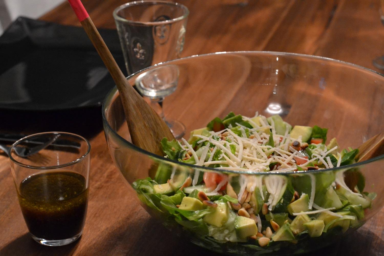 grüner Salat mit Avokado, Pinienkernen und Grana Padano und Honig-Senf