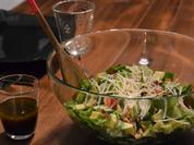 grüner Salat mit Avokado, Pinienkernen und Grana Padano und Honig-Senf-Soße - Rezept - Bild Nr. 2100