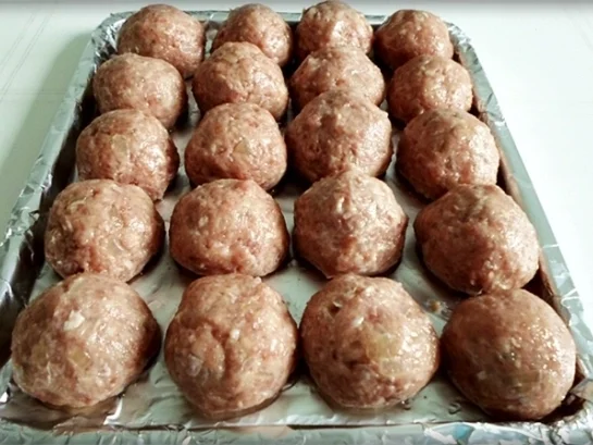 Rezept: Mini Fleischbällchen am Spieß mit scharfer Tomatensauce Bild Nr. 2117 Mini Fleischbällchen am Spieß mit scharfer Tomatensauce - Rezept - Bild Nr. 2117