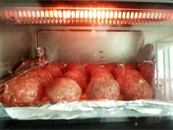 Rezept: Mini Fleischbällchen am Spieß mit scharfer Tomatensauce Bild Nr. 2118 Mini Fleischbällchen am Spieß mit scharfer Tomatensauce - Rezept - Bild Nr. 2118