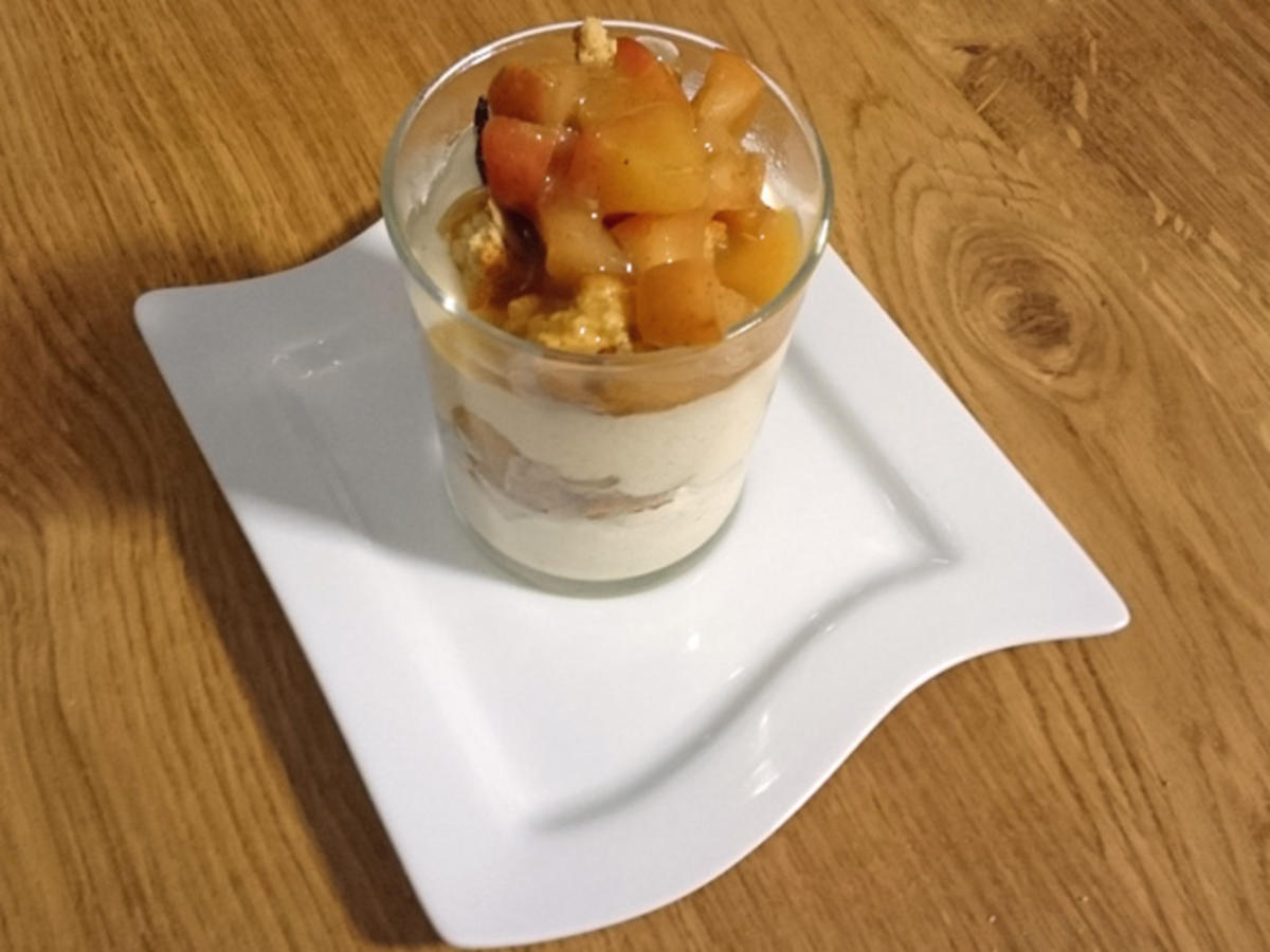 Apfel-Schicht-Dessert mit Karamellsauce - Rezept - kochbar.de