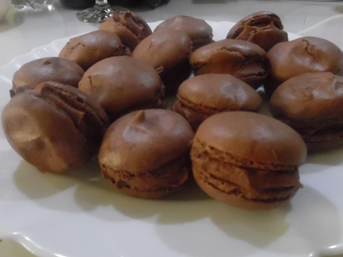 Macarons mit Schokoladen-Füllung - Rezept - kochbar.de