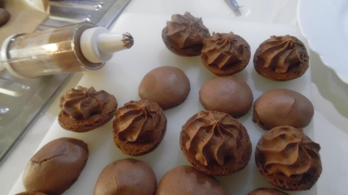 Macarons mit Schokoladen-Füllung - Rezept - Bild Nr. 2125