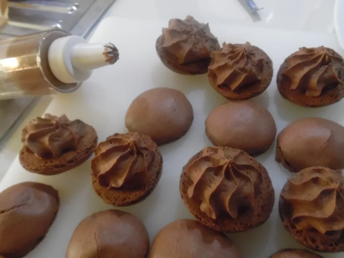 Macarons mit Schokoladen-Füllung - Rezept - Bild Nr. 2125
