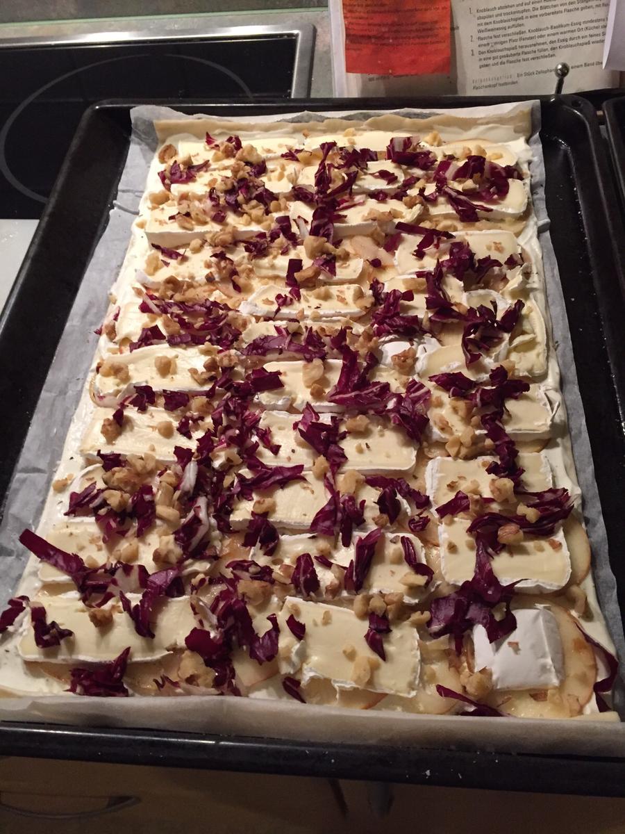 Flammkuchen mit Birne, Camembert, Radicchio und Walnüssen - Rezept - Bild Nr. 2137