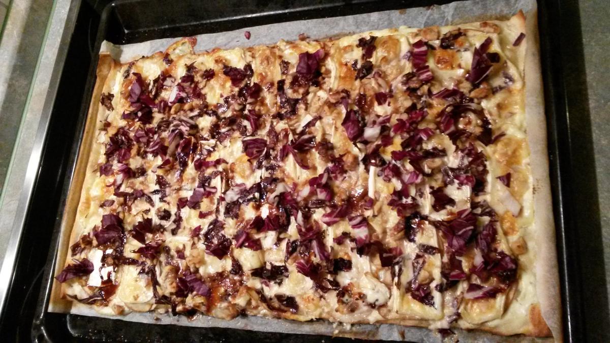 Flammkuchen mit Birne, Camembert, Radicchio und Walnüssen - Rezept - Bild Nr. 2138