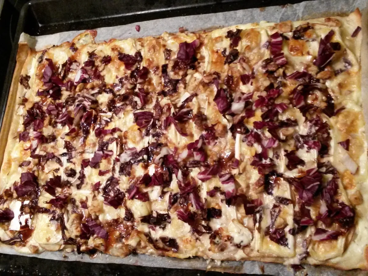 Flammkuchen mit Birne, Camembert, Radicchio und Walnüssen - Rezept - Bild Nr. 2138