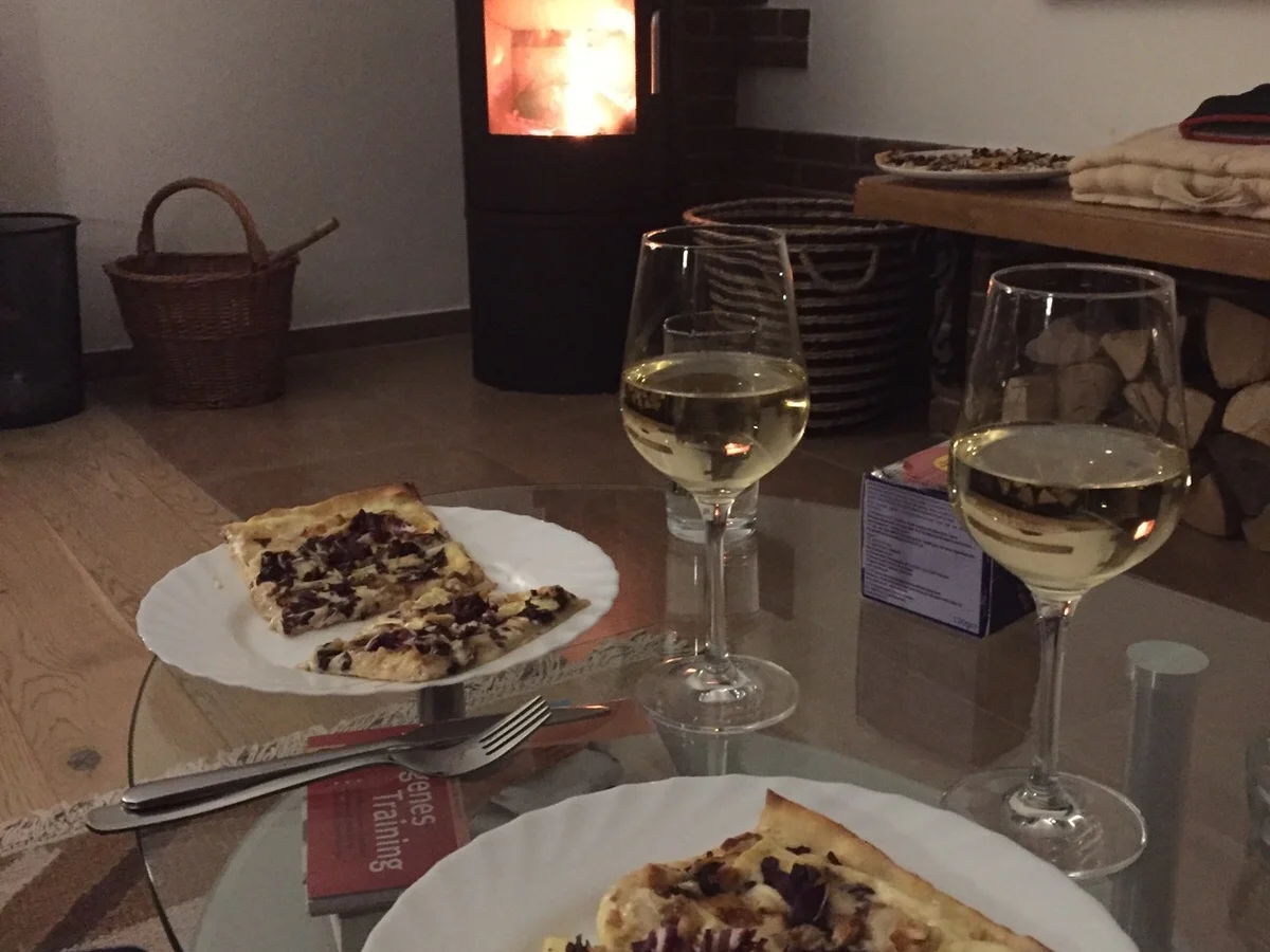 Flammkuchen mit Birne, Camembert, Radicchio und Walnüssen - Rezept - Bild Nr. 2139