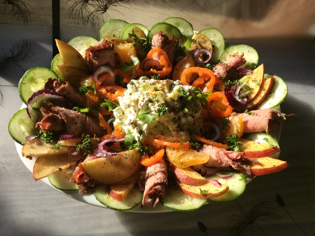 Kleine Vorspeisenplatte mit Hüttenkäse und Roastbeef - Rezept - Bild Nr. 2137