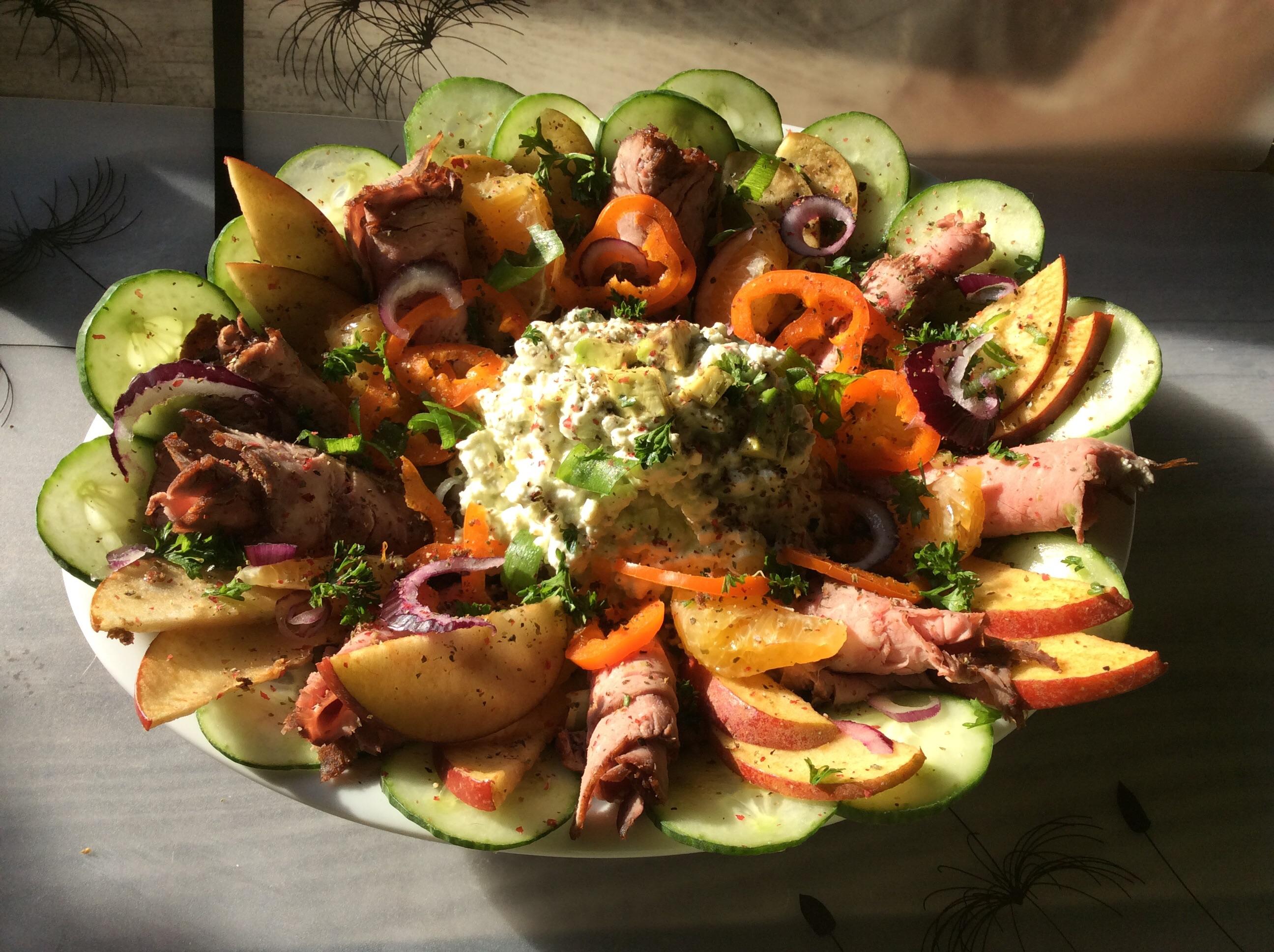 Bilder für Kleine Vorspeisenplatte mit Hüttenkäse und Roastbeef - Rezept