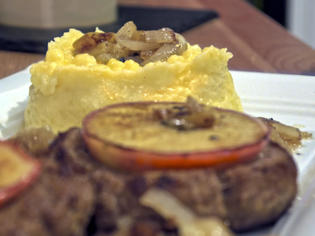 Apfelbouletten mit Zwiebeln und Kartoffelstampf - Rezept - Bild Nr. 2170