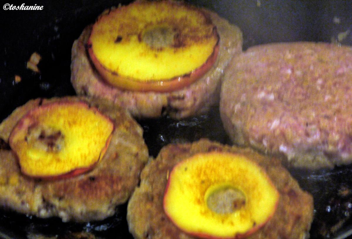 Apfelbouletten mit Zwiebeln und Kartoffelstampf - Rezept - Bild Nr. 2178