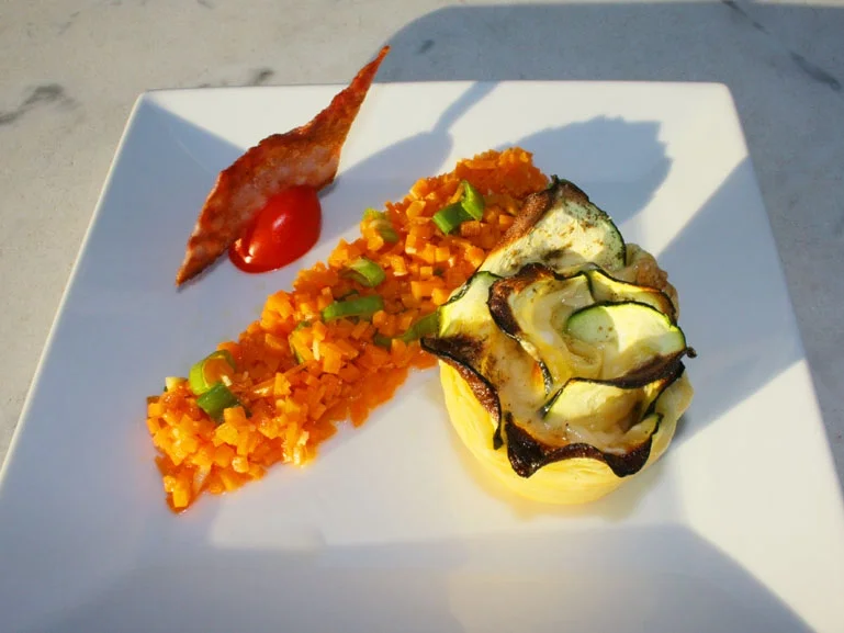 Zucchiniblümchen mit Grana Padano an Karotten-Ingwer Brunoise - Rezept - Bild Nr. 2171