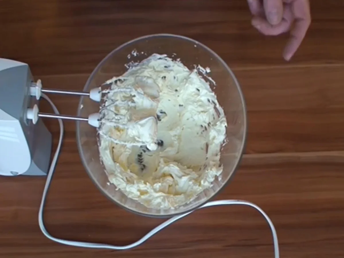 Rezept: Mazu12-Marzipantorte mit Erdbeer-Konfitüre, Sahne, Raffaello und Philadelphia Bild Nr. 2187 Mazu12-Marzipantorte mit Erdbeer-Konfitüre, Sahne, Raffaello und Philadelphia - Rezept - Bild Nr. 2187