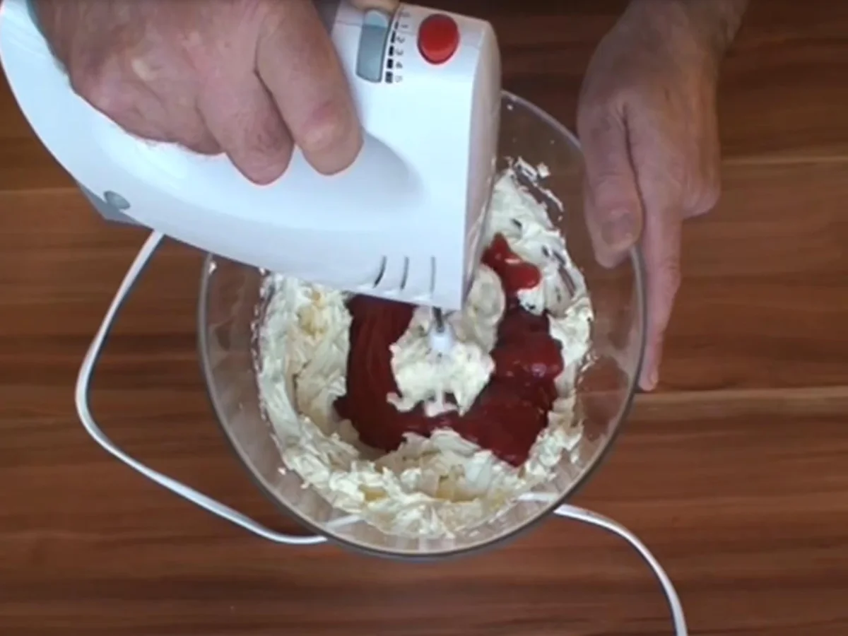 Rezept: Mazu12-Marzipantorte mit Erdbeer-Konfitüre, Sahne, Raffaello und Philadelphia Bild Nr. 2187 Mazu12-Marzipantorte mit Erdbeer-Konfitüre, Sahne, Raffaello und Philadelphia - Rezept - Bild Nr. 2187