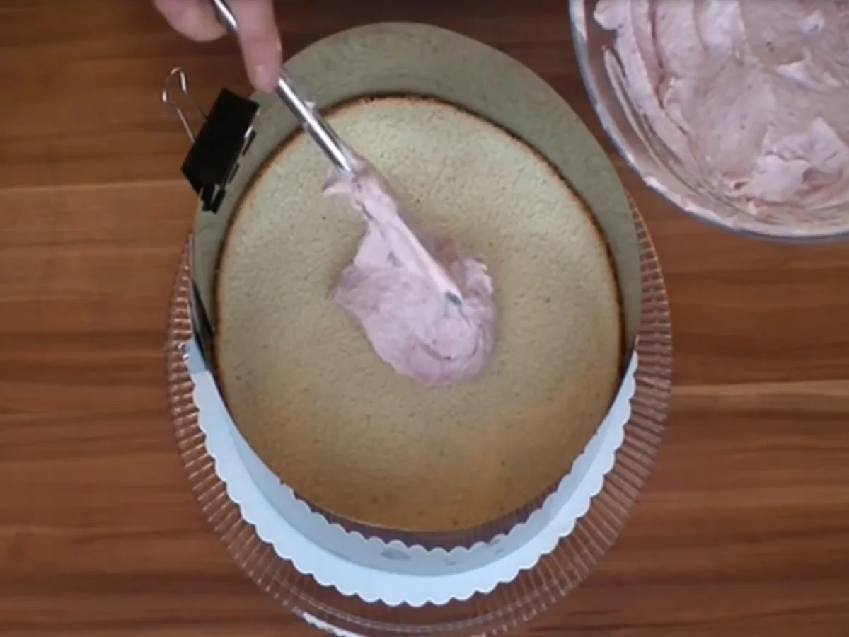 Rezept: Mazu12-Marzipantorte mit Erdbeer-Konfitüre, Sahne, Raffaello und Philadelphia Bild Nr. 2188 Mazu12-Marzipantorte mit Erdbeer-Konfitüre, Sahne, Raffaello und Philadelphia - Rezept - Bild Nr. 2188