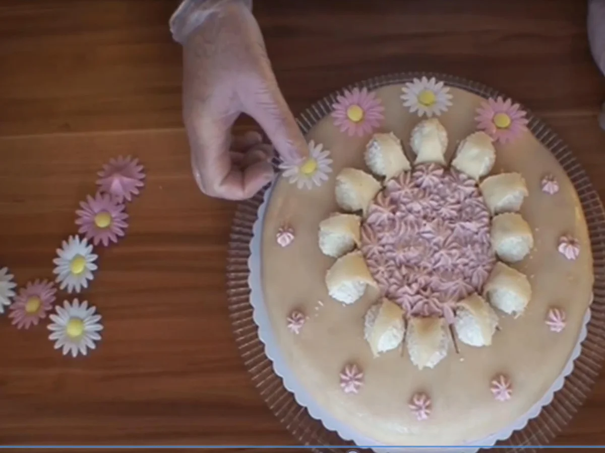 Rezept: Mazu12-Marzipantorte mit Erdbeer-Konfitüre, Sahne, Raffaello und Philadelphia Bild Nr. 2189 Mazu12-Marzipantorte mit Erdbeer-Konfitüre, Sahne, Raffaello und Philadelphia - Rezept - Bild Nr. 2189