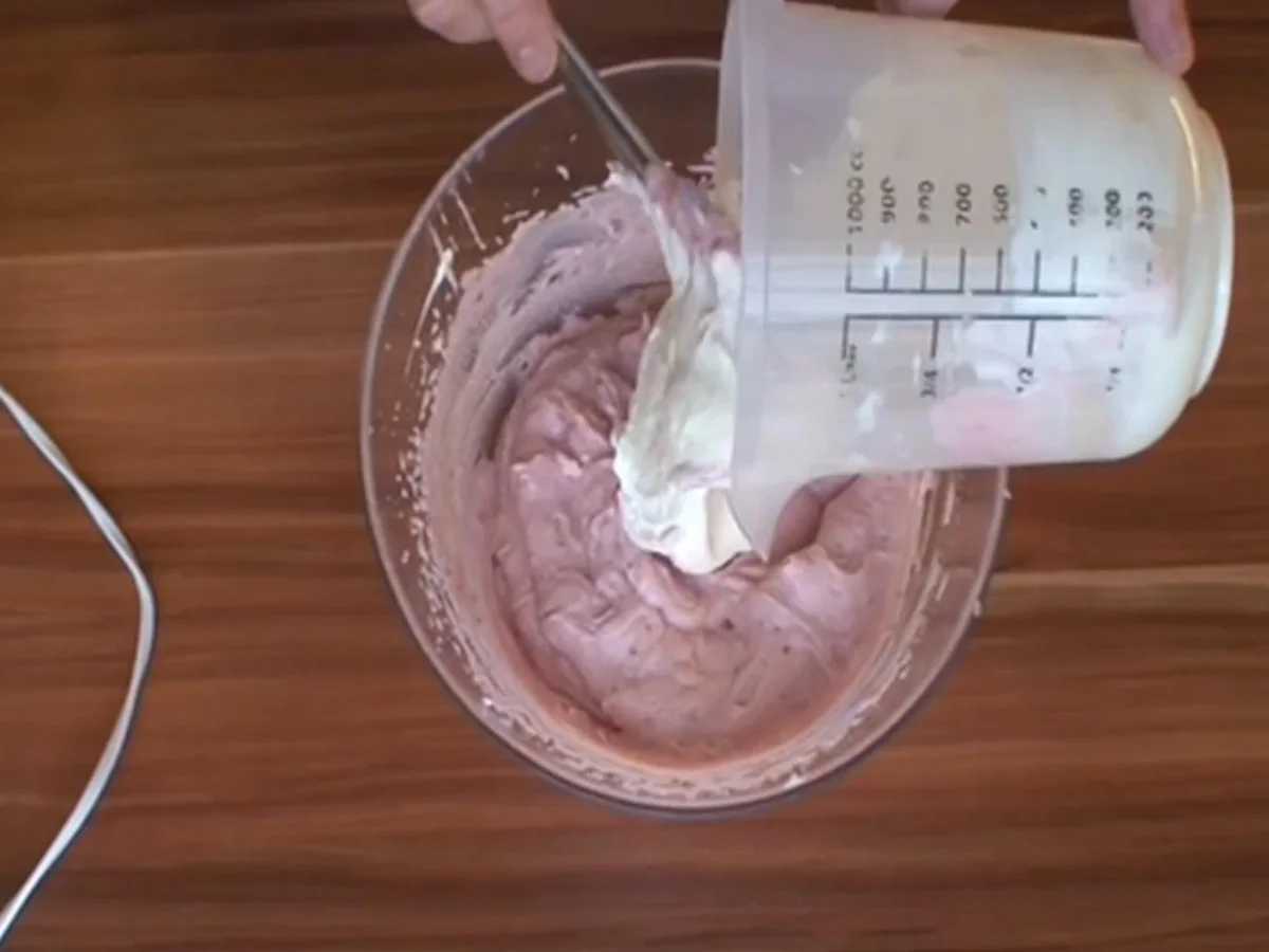 Rezept: Mazu12-Marzipantorte mit Erdbeer-Konfitüre, Sahne, Raffaello und Philadelphia Bild Nr. 2189 Mazu12-Marzipantorte mit Erdbeer-Konfitüre, Sahne, Raffaello und Philadelphia - Rezept - Bild Nr. 2189