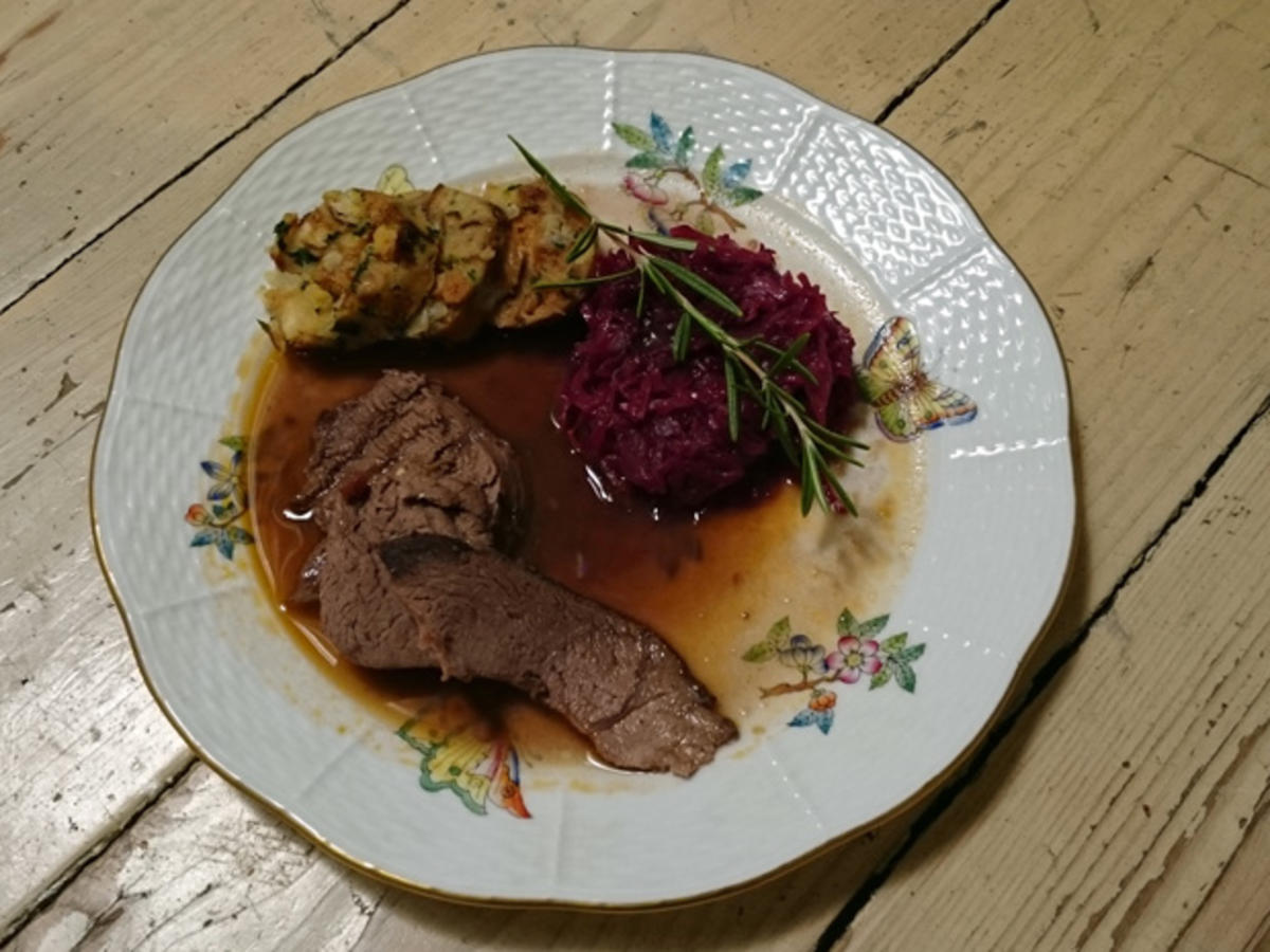 Geschmorter Gamsschlögel mit Rotkraut und Brezelknödel - Rezept - Bild Nr. 2185