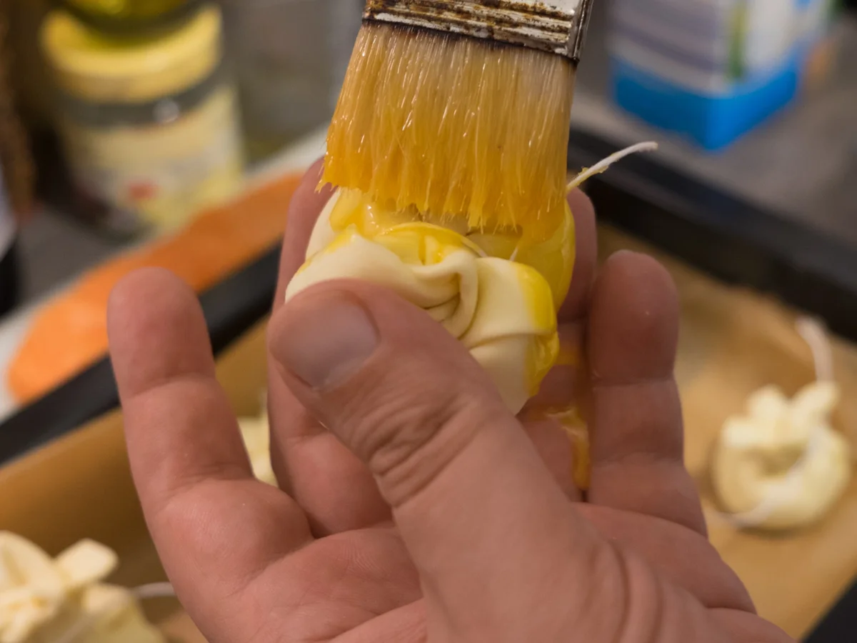 Rezept: Grana Padano-Säckchen mit Lachsfilet auf Zucchinigemüse Bild Nr. 2193 Grana Padano-Säckchen mit Lachsfilet auf Zucchinigemüse - Rezept - Bild Nr. 2193