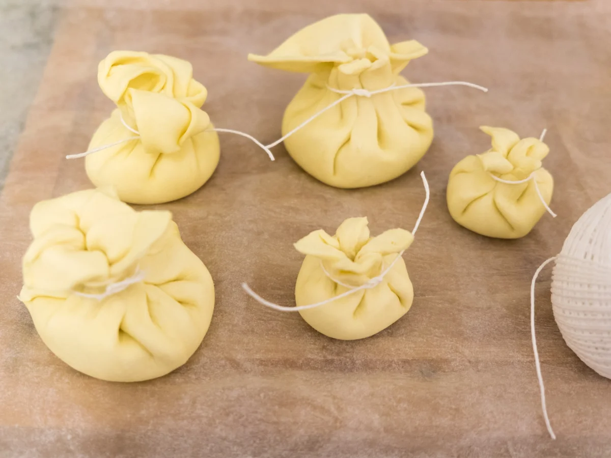 Rezept: Grana Padano-Säckchen mit Lachsfilet auf Zucchinigemüse Bild Nr. 2196 Grana Padano-Säckchen mit Lachsfilet auf Zucchinigemüse - Rezept - Bild Nr. 2196