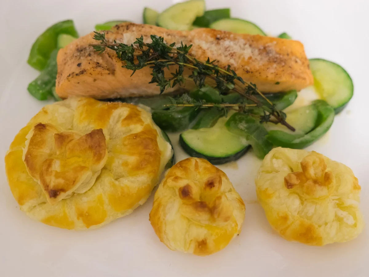 Rezept: Grana Padano-Säckchen mit Lachsfilet auf Zucchinigemüse Bild Nr. 2197 Grana Padano-Säckchen mit Lachsfilet auf Zucchinigemüse - Rezept - Bild Nr. 2197