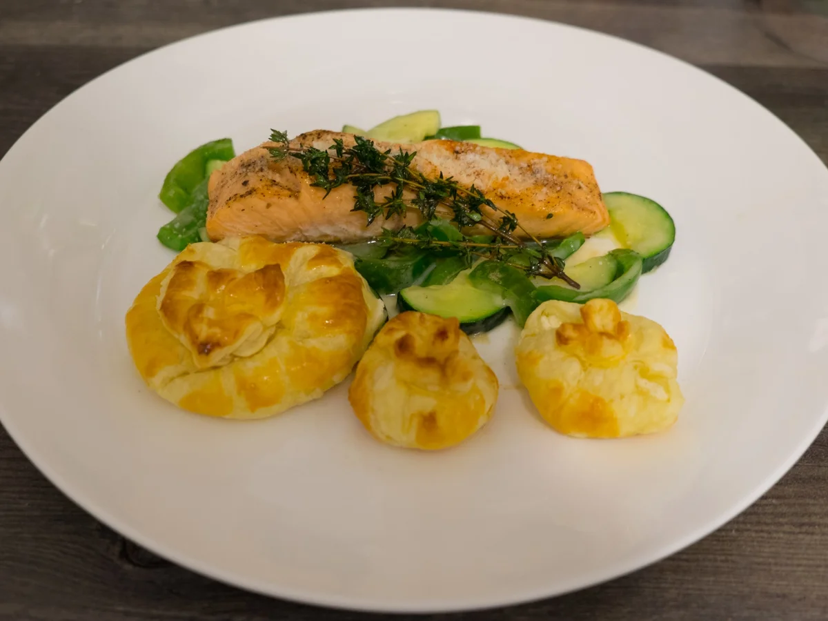 Rezept: Grana Padano-Säckchen mit Lachsfilet auf Zucchinigemüse Bild Nr. 2199 Grana Padano-Säckchen mit Lachsfilet auf Zucchinigemüse - Rezept - Bild Nr. 2199