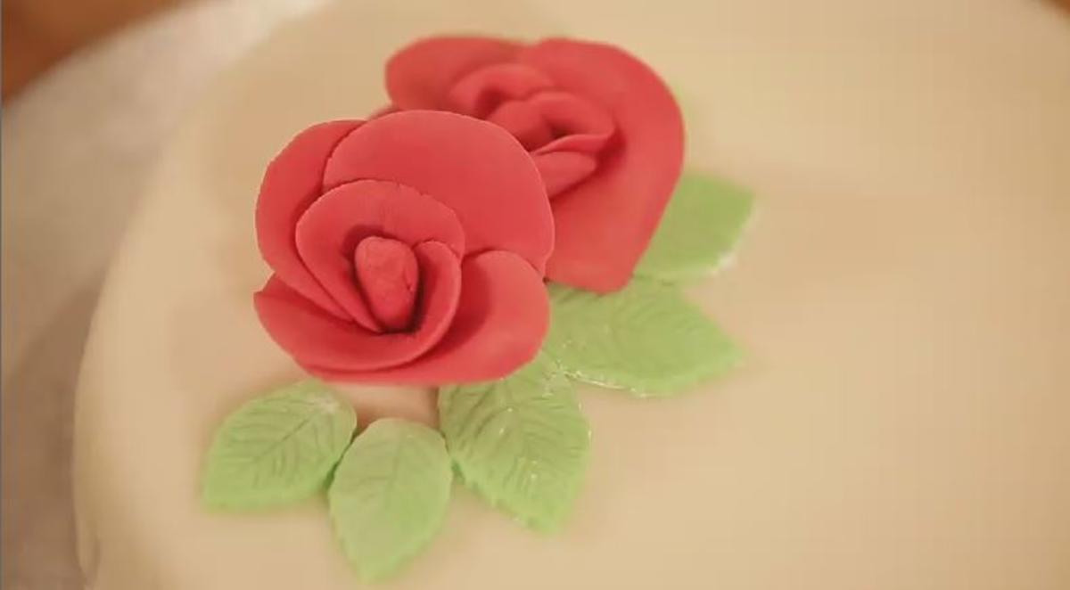 Bilder für Dekorative Rosen aus Fondant für Torten - Rezept