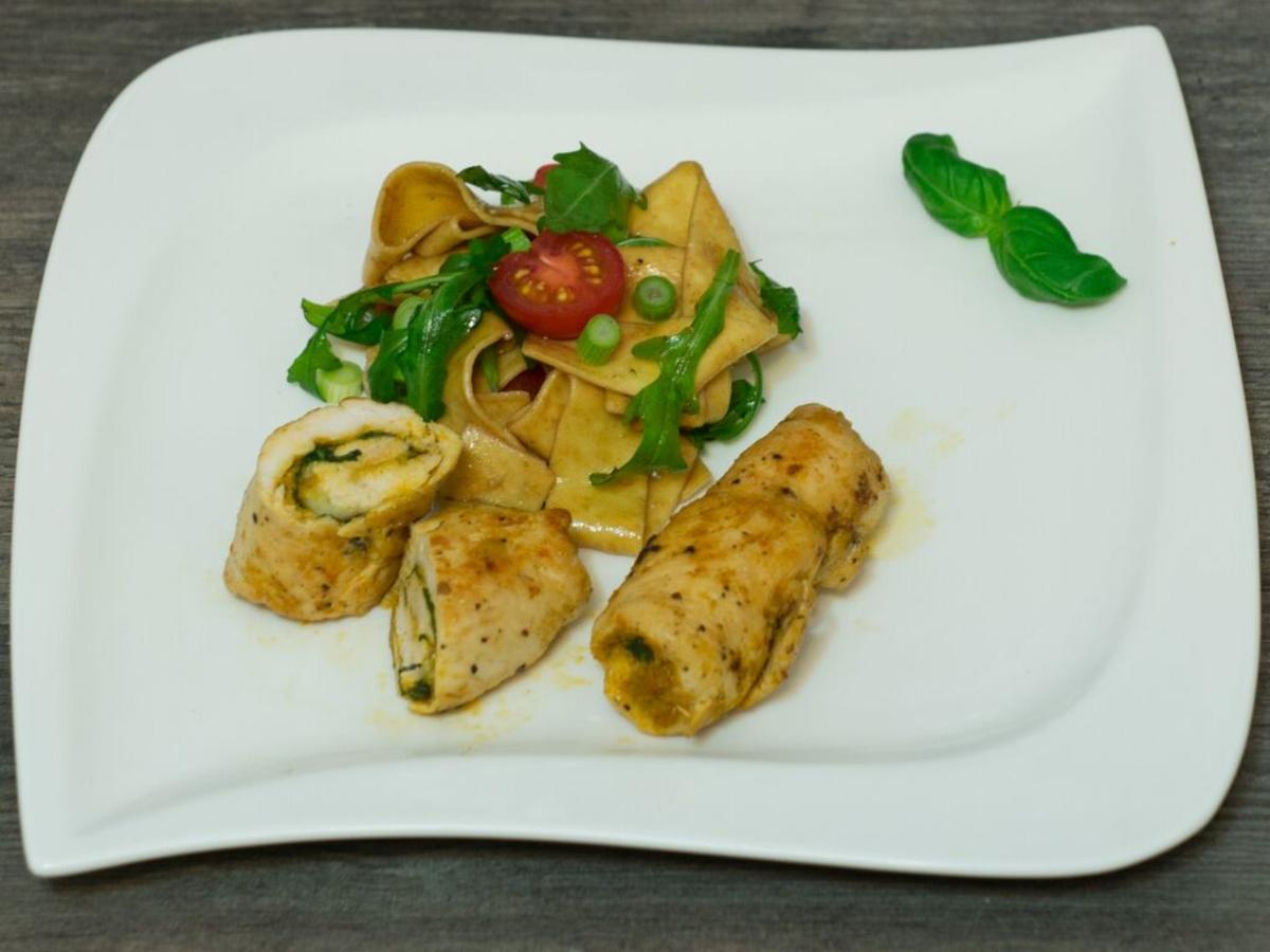 Hähnchen-Pesto-Röllchen mit Ruccola-Nudelsalat - Rezept - kochbar.de